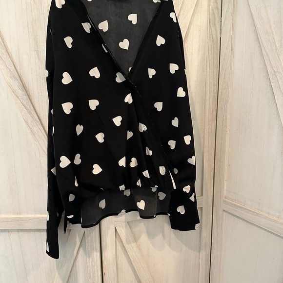 Size Med heart blouse - Picture 6 of 6